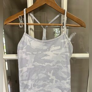 Lululemon Power Y tank everlux size 6 incognito in 
Camo alpine white multi